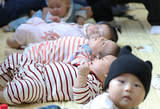 임산부의 날을 맞아 10일 오후 세종시보건소에서 열린 제4회 건강한 모유 수유아 선발대회에 참가한 아기들이 차례를 기다리며 엄마와 시간을 보내고 있다.
